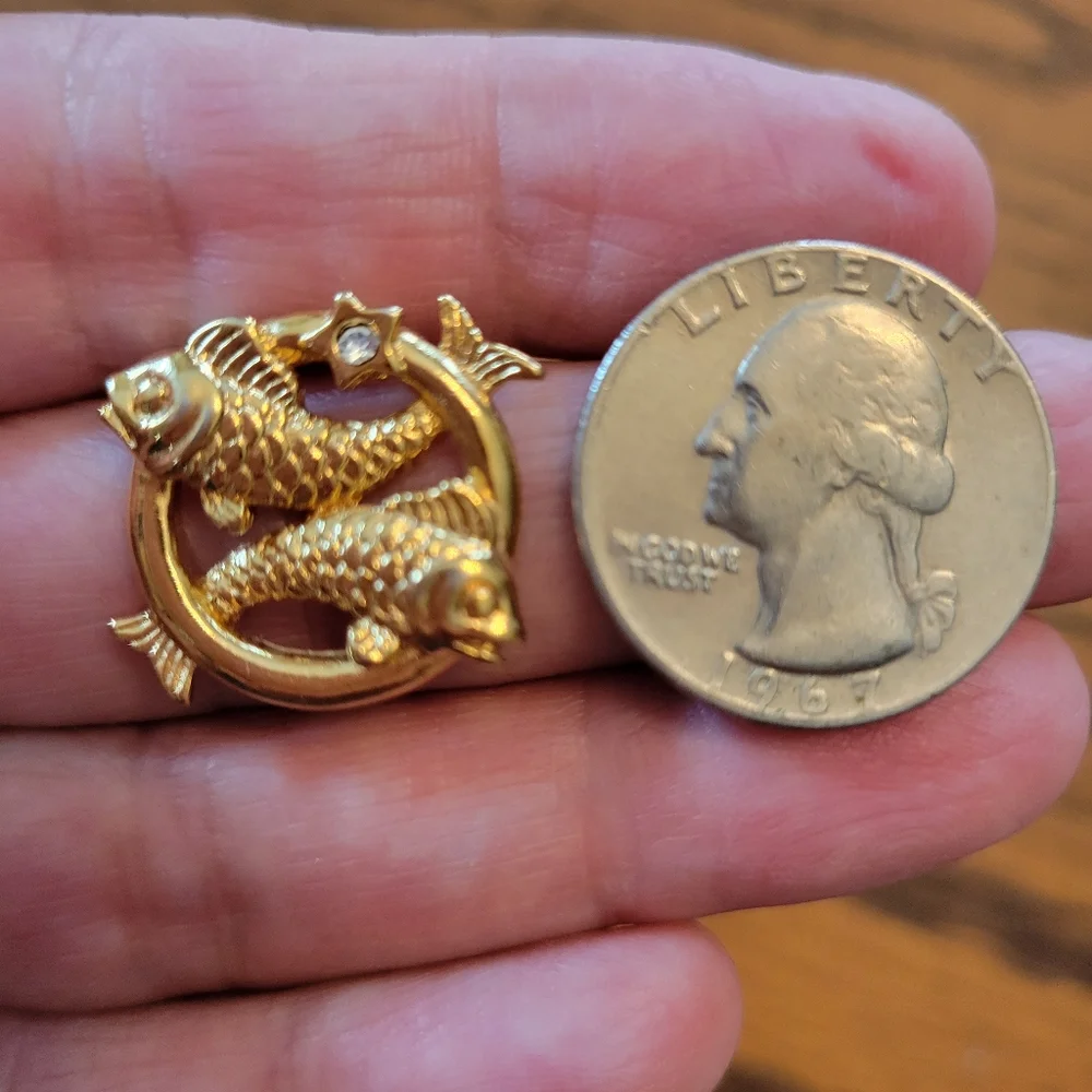 Vintage (?) Pisces Tie Tack ~ Lapel Pin ~ Unisex ~ 2 Fish ~ Gold Tone ~ FINAL!